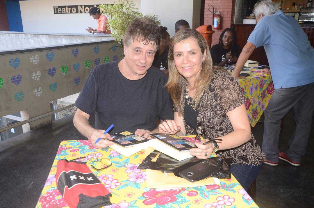 Profa. Norma Albarello, da Direção do IBRAG, com o Prof. Francisco Figueiredo, autor do livro.