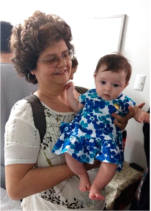 Profa. Rachel Gagliardi Araujo (DBV/IBRAG) e sua netinha Dora.