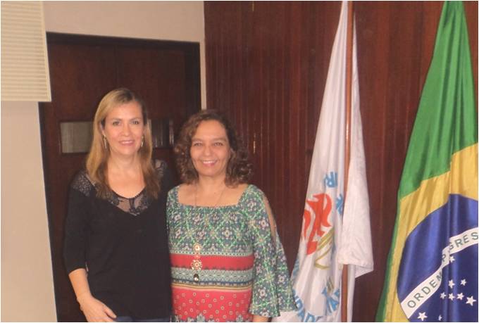 Professora Norma Albarello, Vice-diretora do IBRAG, recebe a palestrante, Dra. Fátima Cristina Inácio de Araújo, Vice- presidente do Conselho Federal de Biologia.