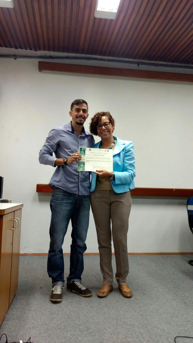 O aluno Victor Amaral recebe o prêmio do ILPS.