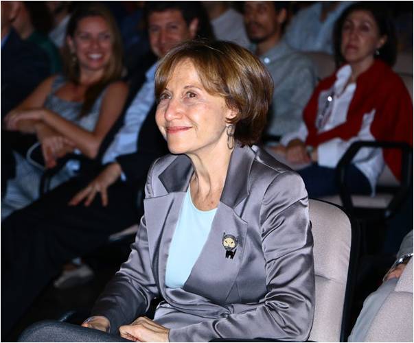 Professora Eliete Bouskela durante a cerimônia e após as homenagens, compondo a mesa para entrega dos prêmios.