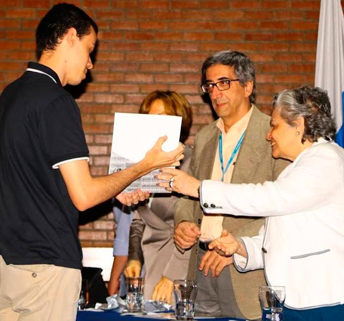 Um dos alunos premiados do IBRAG, Orlando  Soares Louzada Neto, recebe o Prêmio de Iniciação à Ciência Eliete Bouskela pelo 3º lugar na área Ciências da Vida.
