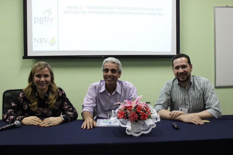 Mesa “Abordagens biotecnológicas no estudo do metabolismo secundário vegetal” - Professores Norma Albarello (UERJ), Celso Luiz Salgueiro Lage (INPI) e Davyson de Lima Moreira (Fiocruz).