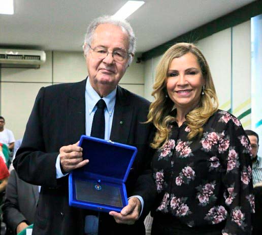 Profa. Norma Albarello entrega a placa de homenagem ao Prof. Roberto Soares de Moura. 