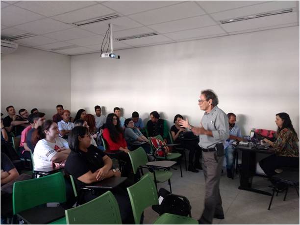 O Professor Jorge Carvalho (Diretor do IBRAG) dá as boas vindas aos calouros de 2018/2.
