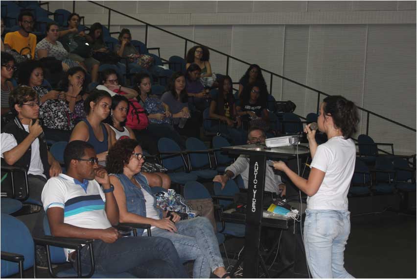 A aluna Daiane Silva faz a apresentação das atividades da Empresa Junior Titanus.