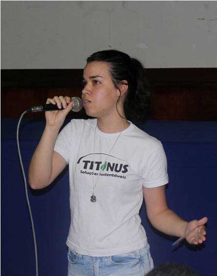 A aluna Daiane Silva faz a apresentação das atividades da Empresa Junior Titanus.