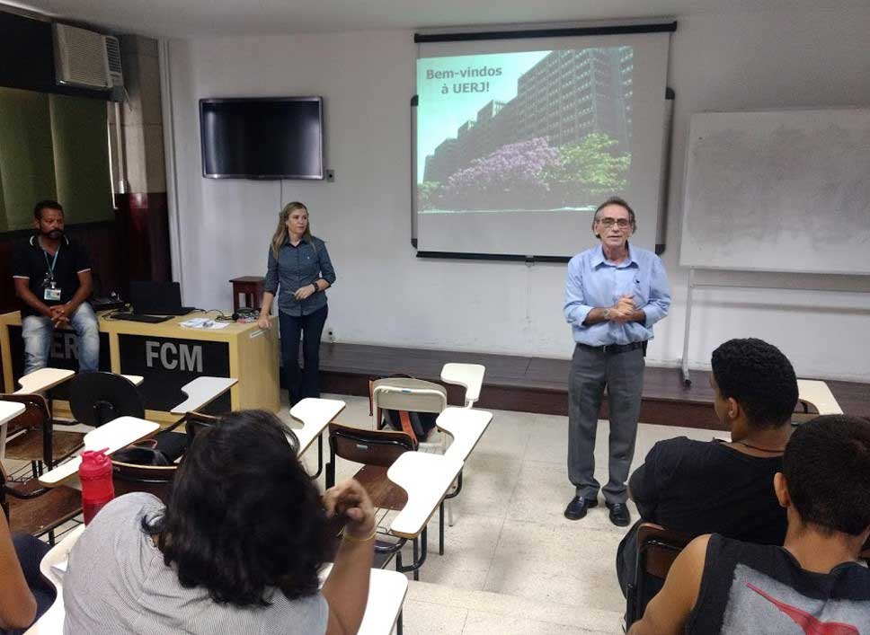 O Professor Jorge Carvalho (Diretor do IBRAG) dá as boas vindas aos calouros de 2019/1.