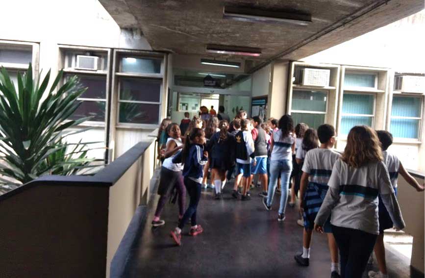 Chegada dos alunos da Escola Municipal Benedito Ottoni no Centro Cultural.