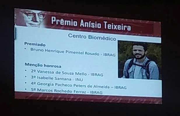 Prof. Bruno Rosado profere seu discurso após receber o prêmio (esquerda). Exibição do quadro de classificação do Centro Biomédico (Acima).