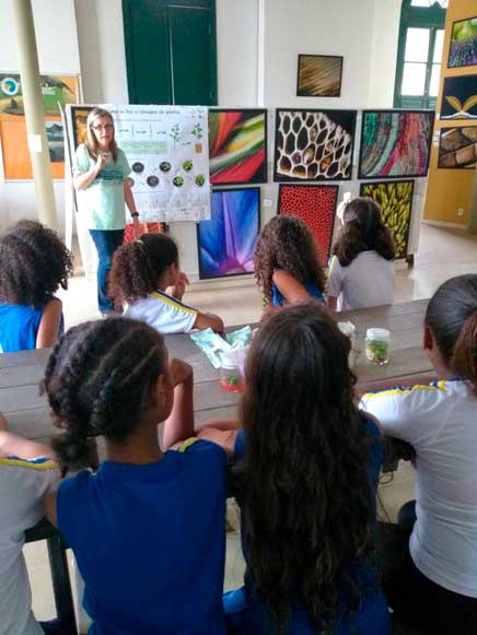 Profa. Norma Albarello em atividades com alunos dos Ensino Fundamental e Médio no Centro de Visitantes, na Vila do Abrahão.