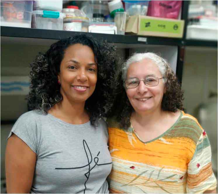 Profa. Patrícia do Socorro de Campos da Silva, ex-aluna do IBRAG, com a Profa. Sonia Barbosa dos Santos, do Departamento de Zoologia (DZ/IBRAG).