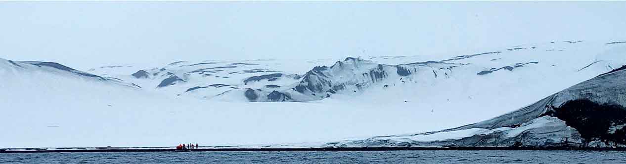 Pesquisadores  montanhistas desembarcados e iniciando suas atividades de campo na Antártica
