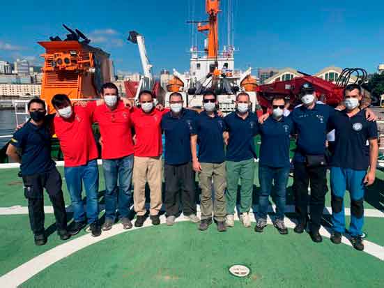 Grupo de pesquisadores e alpinistas (os dois mais externos) que integram a primeira fase da OPERANTAR XL, no dia que o navio desatracou do AMRJ (Arsenal de Marinha do Rio de Janeiro).