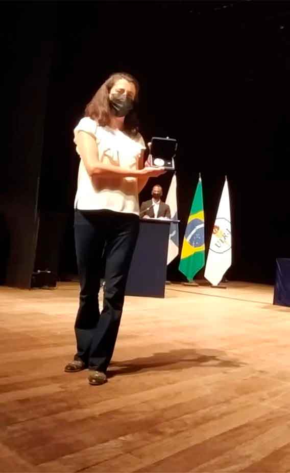 Dra Camila Cupello recebe a homenagem pelo Prof. Paulo Machado Brito.