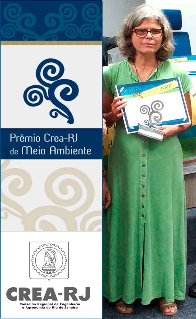 Professora Helena G. Bergallo com o troféu e certificado do prêmio CREA de Meio Ambiente 2022