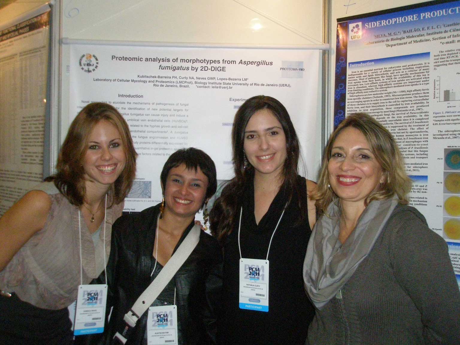 Gabriela Neves, Paula Bareira e Nathália Andrade com a Profa. Leila Lopes Bezerra