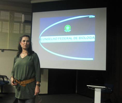 Profa. Elizabeth Rios proferindo a palestra da aula inaugural aos alunos do Curso de Ciências Biológicas de 2013/1.