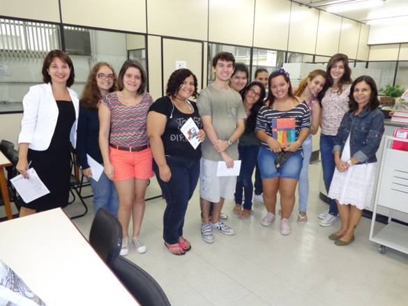 Participantes da visita guiada do dia 19 de abril. Da direita para a esquerda, a bibliotecária Rosemarie Dias de Carvalho e a aluna Luísa Adida de Moura.