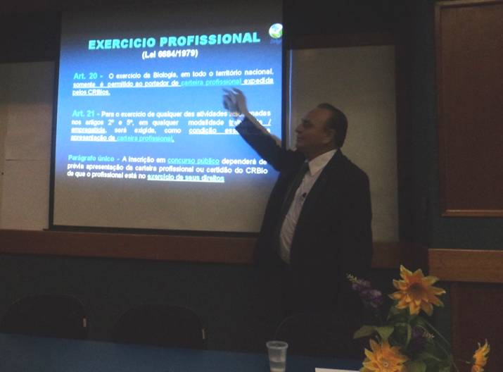 Dr. Wlademir João Tadei durante sua palestra