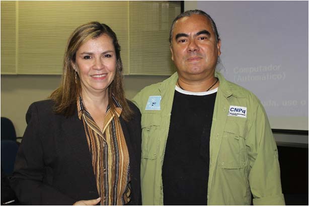 Professora Norma Albarello com o professor Heitor Evangelista, após o debate com o público.