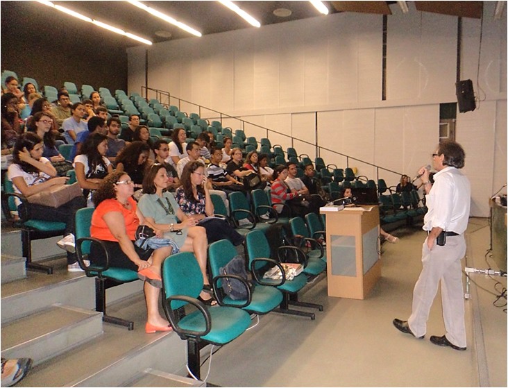 Prof. Jorge Carvalho recebe os novos alunos do Curso de Biológicas da UERJ.