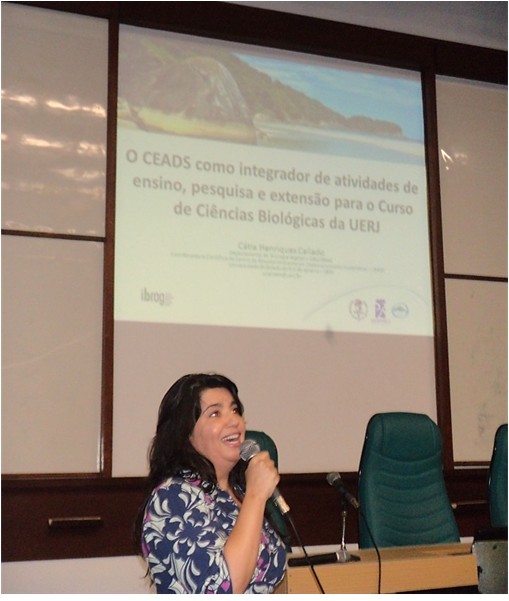 Profa. Cátia Callado proferindo a palestra da aula inaugural aos alunos do Curso de Ciências Biológicas de 2014/1.