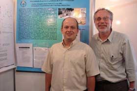 José Mazzei (E) e Israel Felzenszwalb pesquisam intensidade       de substâncias presentes no henê de induzir mutações no D