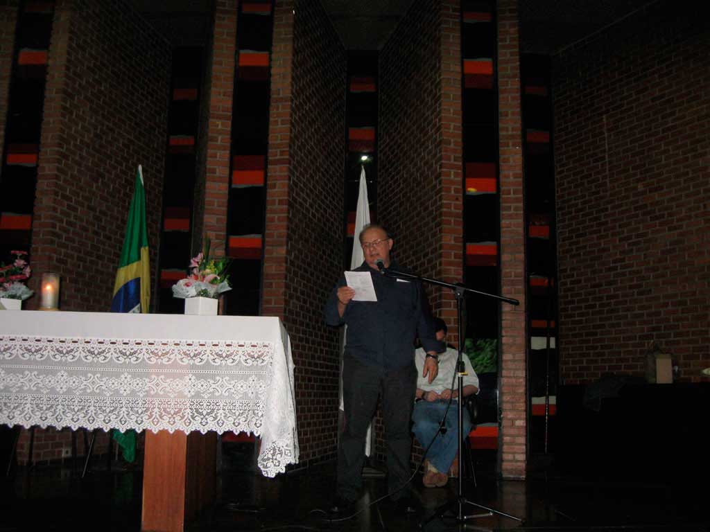 Professor Celso Cruz Tavares faz leitura de mensagem durante a celebração.