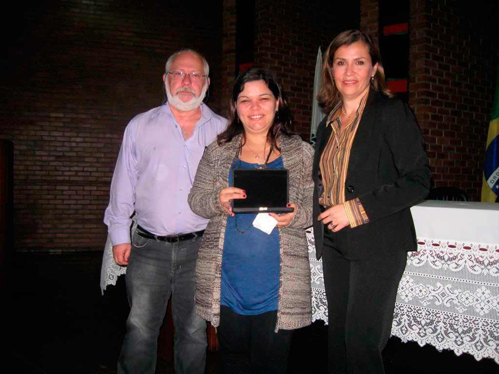 Professora Norma Albarello, Vice-diretora do IBRAG, cumprimenta a filha e o esposo da Profa. Conceição.