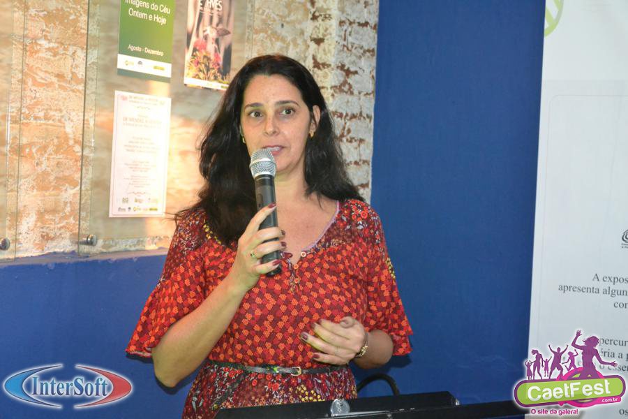 A Coordenadora da exposição Andréa Góes em seu discurso na inauguração no Espaço INB