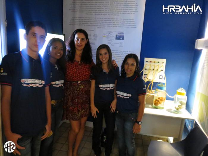 A coordenadora da exposição Andréa Góes com os monitores Lucas Públio, Gilda Porto, Lorena Malheiros e Elizangela Bomfim no espaço