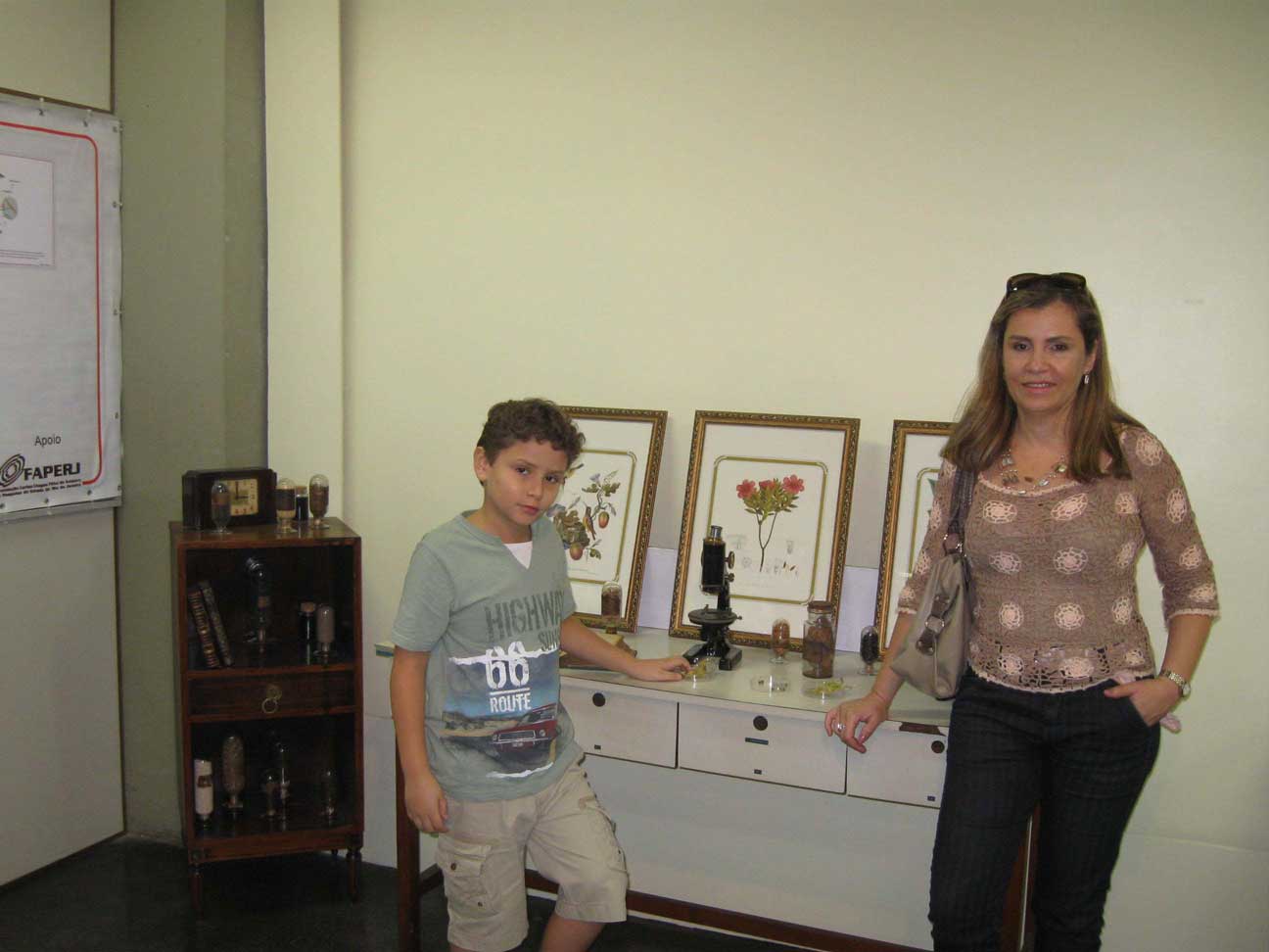 Profa. Norma Albarello, Vice-diretora do IBRAG, com seu filho Théo, aluno do 4o. Ano do Cap-UERJ, visitam a exposição.