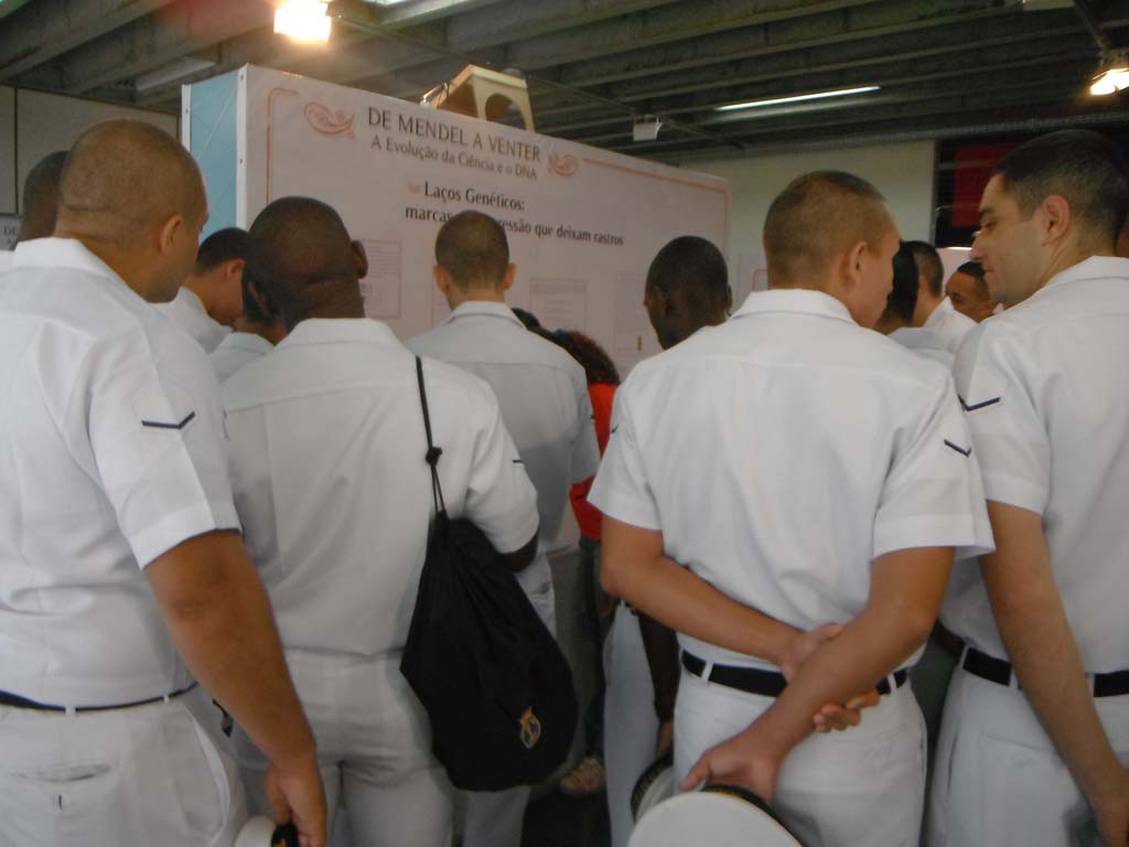 Membros do corpo da Escola de Saúde da Marinha visitando a exposição