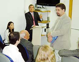 O professor Carlos Eduardo de Almeida (E) e o reitor da Uerj, Ricardo Vieiralves participaram do evento