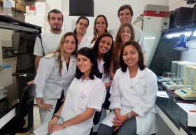 O coordenador da pesquisa, Cláudio Filgueiras (no fundo, à esq.) e a equipe no Laboratório de Neurofisiologia da Uerj
