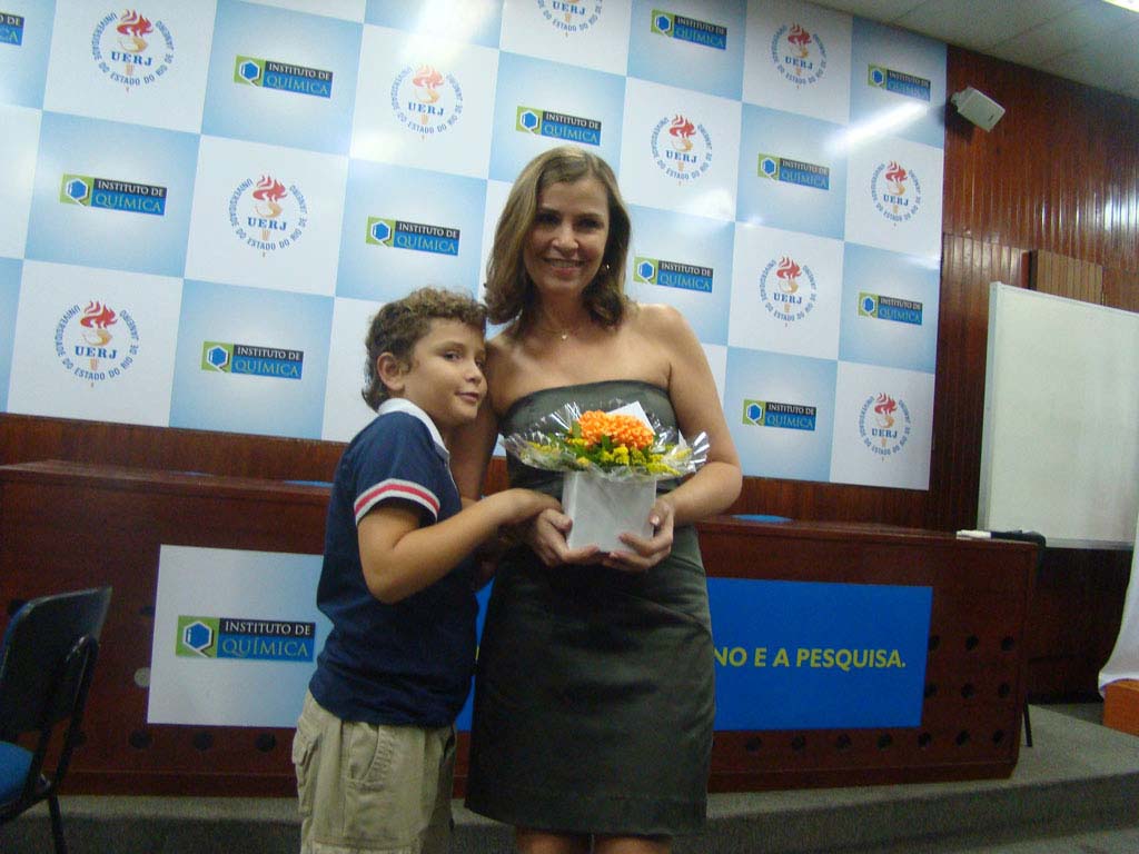 Profa. Norma Albarello e seu filho Théo Albarello Pereira.