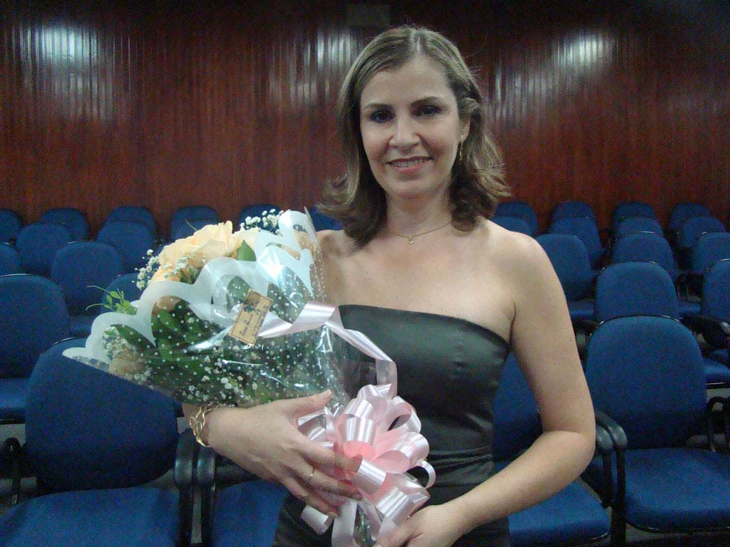 Profa. Norma Albarello com as rosas enviadas pela ex-vice-diretora, Profa. Leila Lopes Bezerra.
