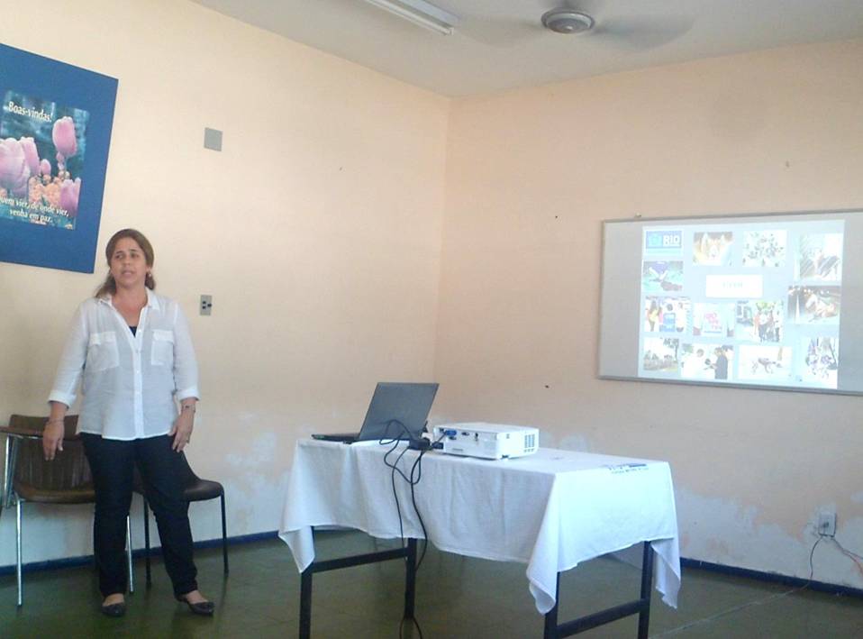 Eliane Cardozo, apresenta o Laboratório de Controle de Produtos, Setor de Bromatologia.