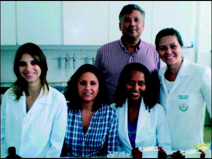 Uma equipe afinada: a partir da esq., Cíntia Pinheiro, a coordenadora Patricia Lisboa, Ana Paula Silva e Jéssica Nobre; em segundo plano, o médico Egberto de Moura