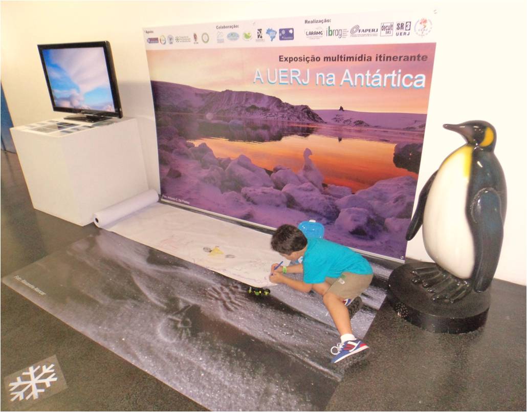 A exposição ainda conta com uma área destinada às crianças para realização de atividades relacionadas ao tema “Antártica”.
