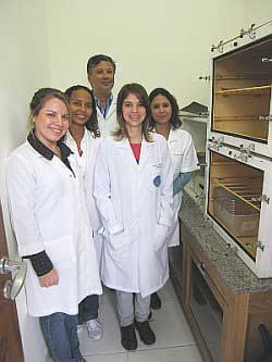 A equipe na Uerj: na frente, a partir da esq., Elaine e Cintia; atrás, Ana Paula (esq.), Egberto e Patricia (dir.)