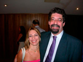 Profa. Leila e o Magnífico Reitor, Prof. Ricardo Vieiralves)