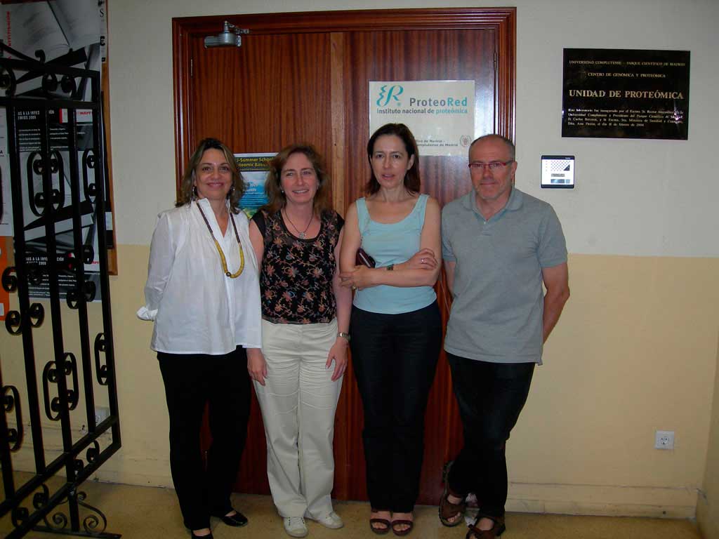Vice-diretora do IBRAG com a Dra Lucia Monteoliva, a Dra. Concha Gil (Coord da Unidade Proteômica da UCM) e o Dr Juan Pablo Albar (Diretor do Instituto Nacional de Proteômica da Espanha - ProteoRed)