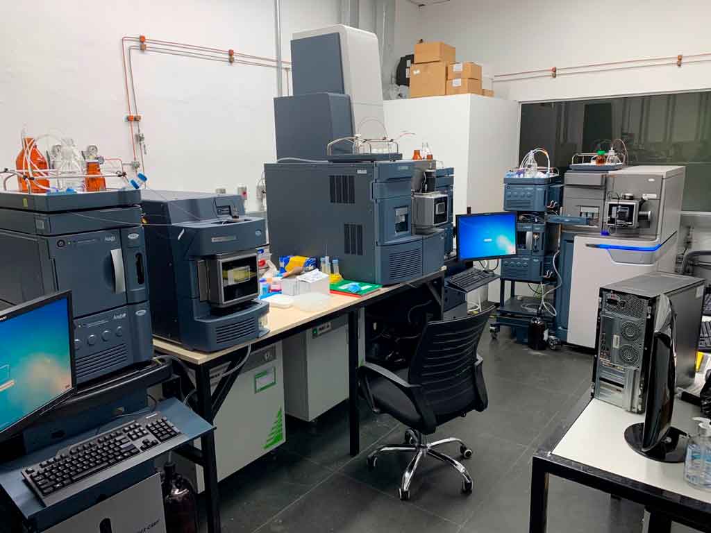 Visão geral dos equipamentos localizados no Laboratório Principal do MultiMassas/UERJ
