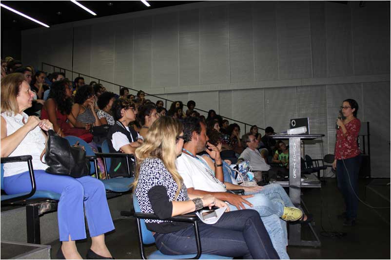 A pedagoga Ana Carolina faz a sua apresentação.
