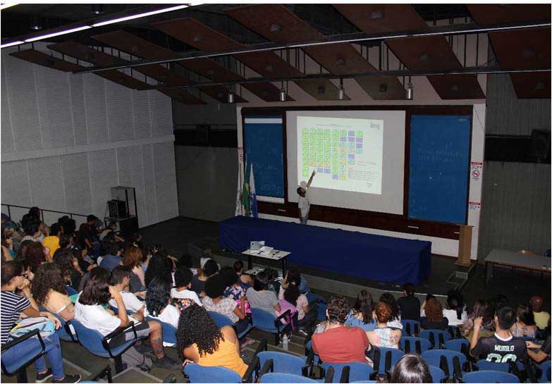 Professor Marcelo Lima, Coordenador de Graduação do IBRAG, informa sobre a estrutura universitária e o currículo de Ciências Biológicas.