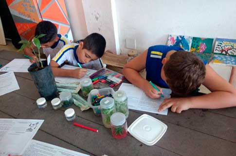 Alunos em atividade durante a oficina sobre clonagem de plantas, no Centro de Visitantes.