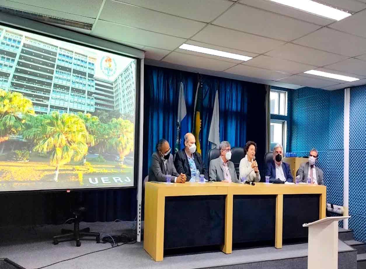 Na mesa de abertura, da esquerda para a direita, o Prof. Lincoln Tavares ( PR1); o Prof. Luís Mota (PR2); o Prof. Mário Sérgio, Reitor da UERJ; a Profa. Eliete Bouskela e o Prof. Maurício Guedes, pela FAPERJ, e o Prof. Edgard Leite, Subsecretário de Estado. Na mesa de abertura, da esquerda para a direita, o Prof. Lincoln Tavares ( PR1); o Prof. Luís Mota (PR2); o Prof. Mário Sérgio, Reitor da UERJ; a Profa. Eliete Bouskela e o Prof. Maurício Guedes, pela FAPERJ, e o Prof. Edgard Leite, Subsecretário de Estado.