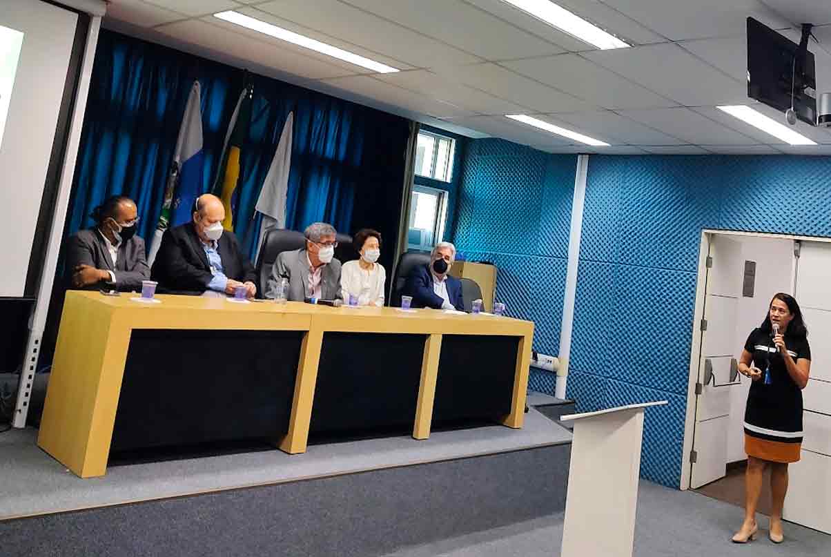 A Profa. Alexandra Monteiro durante a apresentação da Célula Saúde (Saúde 3D). 